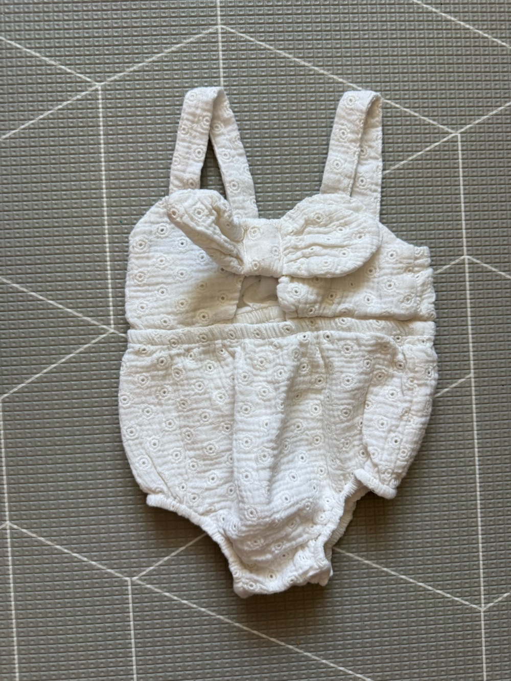 Cat & Jack|Baby girl Crisp White Eyelet sleeveless summer Romper with Bow•••12M